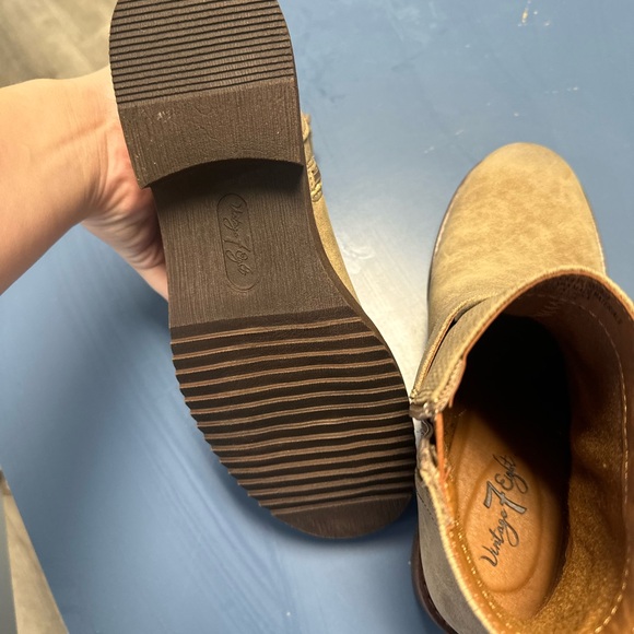 Elegant Beige Ankle Boots with Buckle - Picture 4 of 4